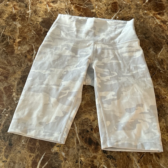 lululemon athletica Women's High-Rise White Camo Bike Shorts - Picture 6 of 6